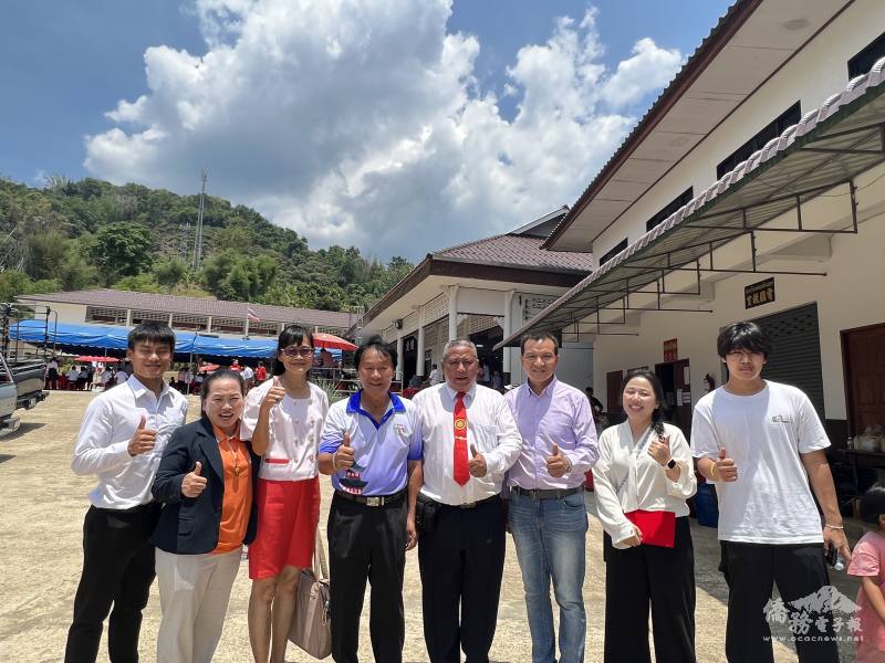 泰華中學校長王有仁與華教師生合影