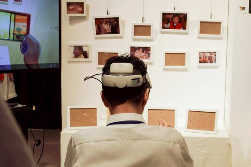 台北科技大學互動設計系畢展「感受觸發互動按鈕公司」9日在台北登場，作品「無法忘懷的回憶」，透過混合實境（MR）及虛擬實境（VR）技術，讓參與者沉浸式體驗失智症困境。（北科大提供）