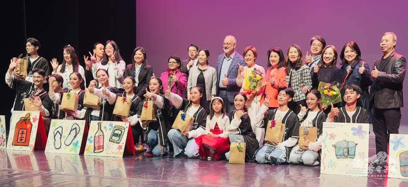 蒙特婁市議員Aref Salem、駐蒙特婁辦事處處長陳珮瑩、僑學界領袖與國立臺灣體育運動大學的表演團成員合照