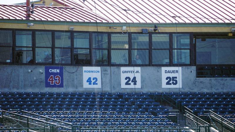 台灣棒球界傳奇名將陳金鋒1999年旅美第一季，以聖曼紐球場（San Manuel Stadium）為主場，締造30轟30盜驚人成績，當年的球衣背號43號（左）永久退休，至今高掛球場26年