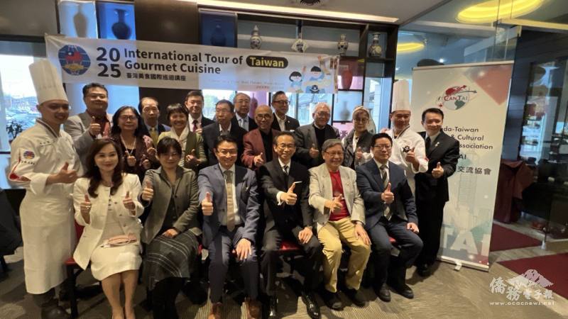 5月5日在烈治文山市青花莊餐廳舉行「2025台灣美食國際巡迴講座」，僑務委員林美玲、加臺經貿文化交流協會會長莊博雄（第1排依序自左而右）、駐多倫多辦事處處長梁毅鵬、烈治文山副市長Godwin Chan、多倫多文教中心主任藍柏青，以及多倫多大學及Metropolitan University代表暨馬來西亞名譽館長Henry Lee、第一銀行總經理吳炳輝及僑務委員黃煌裕、簡許邦、僑務諮詢委員金聲白、楊俊宏及多倫多臺商會會長張銓中、世華婦女會會長林麗娟等僑領出席活動
