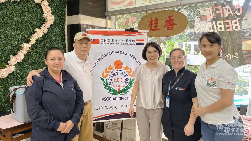 東方市中華會館理事長朱榮卿(左二)、駐東方市總領事陳慧芬(左三)、東方市中華會館理事李良鈺(右一) 與協力的醫護人員