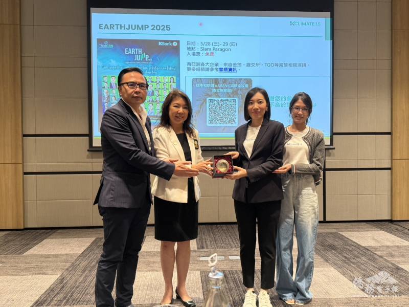 楊菁萍致贈禮品予張靖如講師