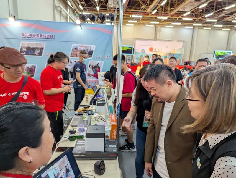 勞動部勞動力發展署中彰投分署9日在台中世界貿易中心辦身心障礙者就業博覽會，勞動部長洪申翰（前右2）到場了解攤位徵才情形