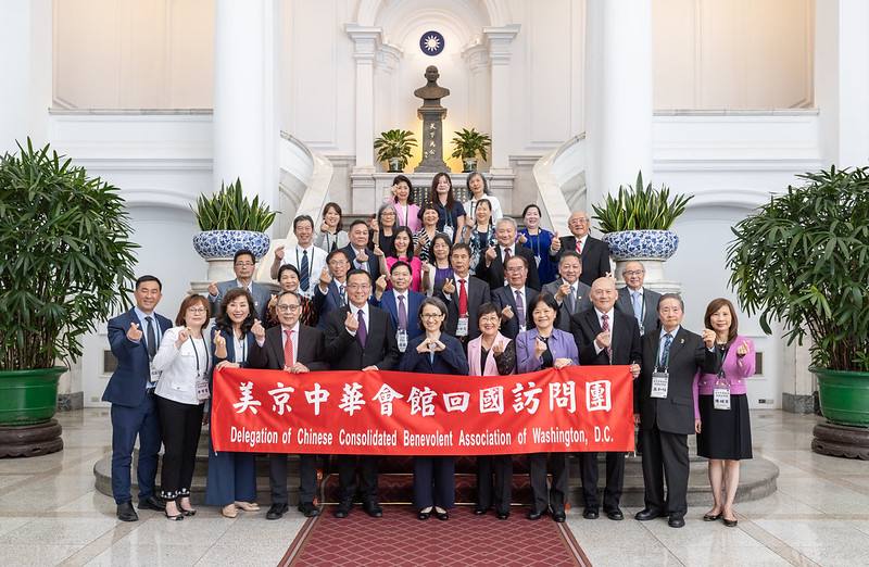 副總統與訪賓一行合影