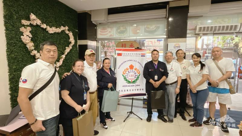 東方市中華會館致贈紀念品，感謝市立醫院人員前來協助施打疫苗