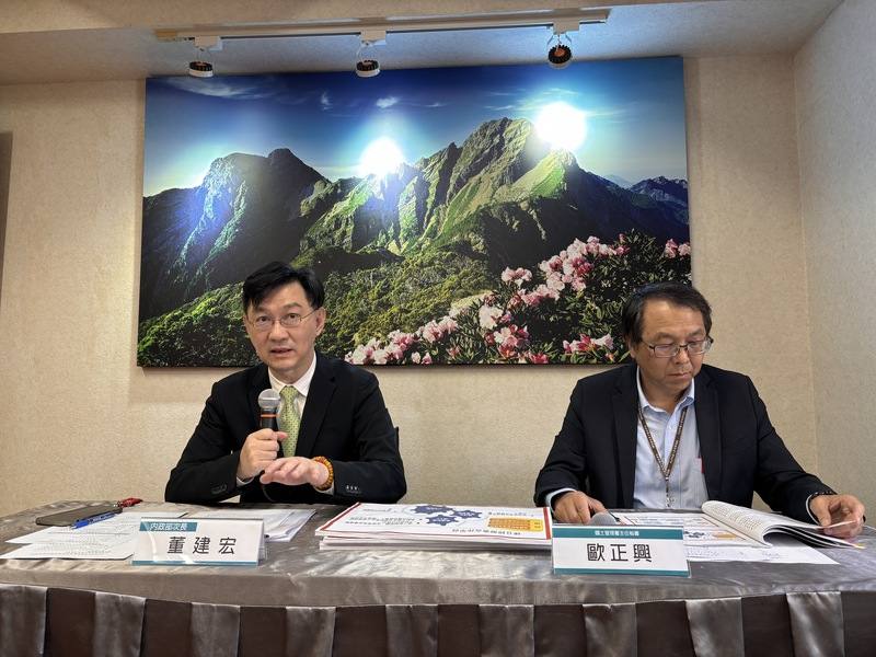 內政部政務次長董建宏（左）與內政部國土署主任秘書歐正興（右）8日在內政部記者會，說明老宅延壽政策規劃方向