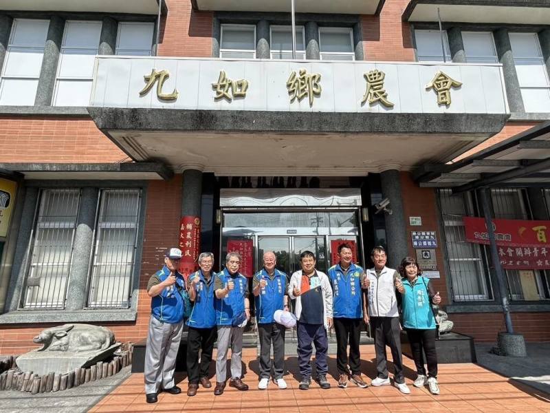 屏東縣九如鄉與日本鹿兒島東串良町將簽署合作備忘錄（MOU），九如鄉長藍聰信（右3）8日接待日本訪團，包含東串良町長宮原順（左4）等人，並前往農會超市等地參觀。（讀者提供）