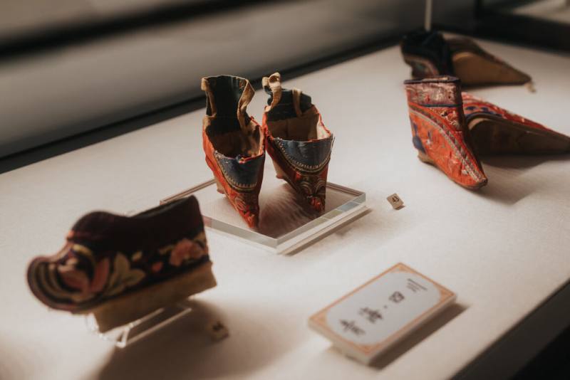 北投文物館「悅己者容－纏足文化特展」將於10日開展，展出百件珍貴三寸金蓮繡鞋與相關文物，揭開舊時代女性的美與痛。（北投文物館提供）
