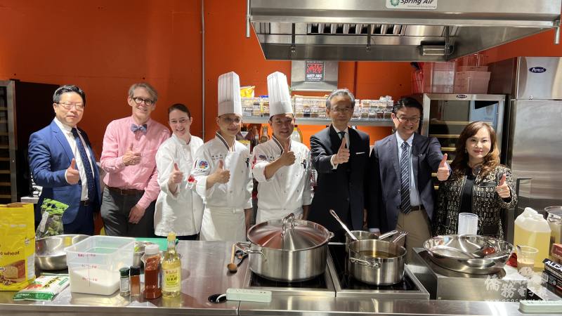 駐多倫多辦事處處長梁毅鵬(右3)、多倫多文教中心主任藍柏青(左1)、多倫多大學美食研究所所長Jeffrey Pilcher(左2)、加臺經貿文化交流協會會長莊博雄(右2)、創會會長僑務委員林美玲(右1)、溫國智主廚(右4)及助理廚師陳瑞昌(左4)共同為加臺經貿文化交流協會與多倫多大學士嘉堡校區駐校學者計畫共同合辦的「2025年臺灣美食國際巡迴講座教學展示暨交流活動」按讚