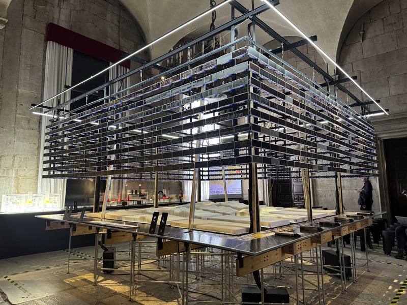 2025年「第19屆威尼斯建築雙年展」台灣館8日盛大開幕。今年台灣館展場以一座「科技島」裝置為核心，結合E Ink電子紙輪播台灣地景照片，呈現科技發展對台灣地景的影響