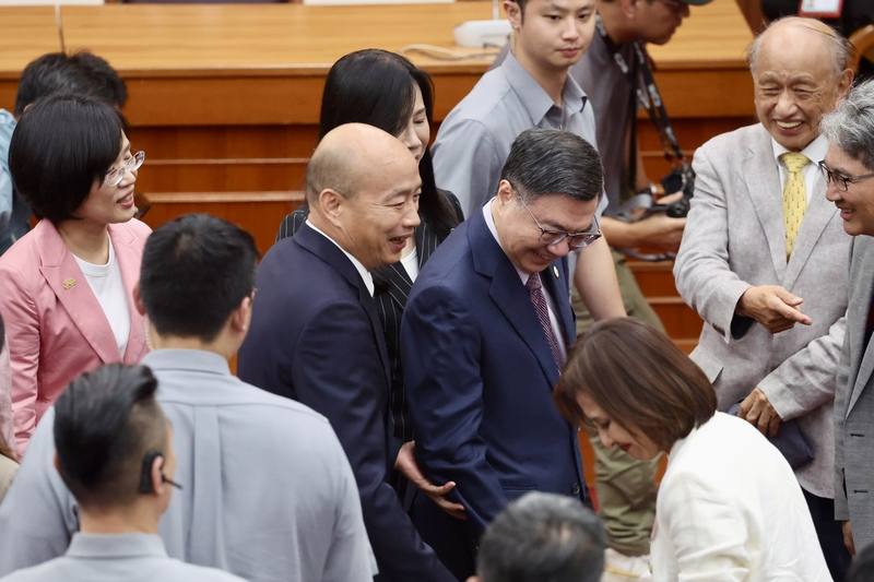 立法院厚生會9日舉行第33屆會長交接典禮，立法院長韓國瑜（中左）與行政院長卓榮泰（中右）出席