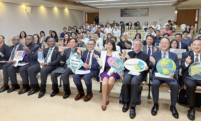 國合會9日舉辦第一屆國際開發援助現場論壇，外交部政務次長陳明祺（前排右5）出席與會