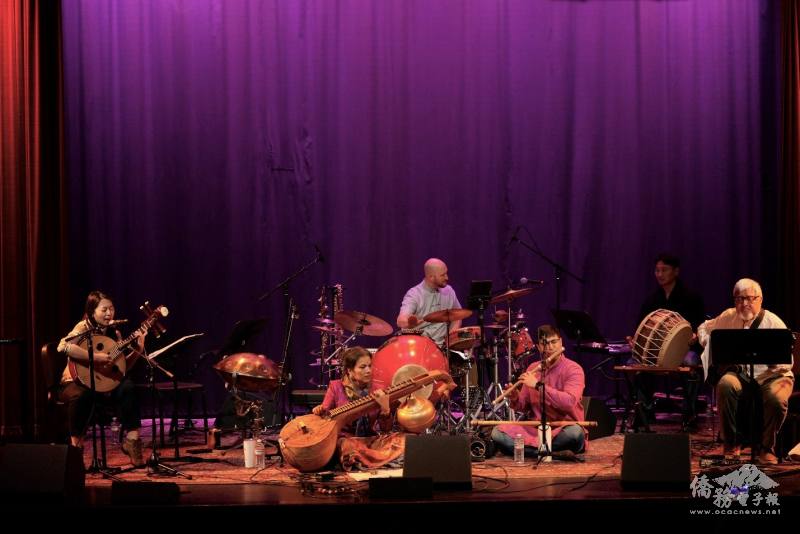 〈藍調皮洛〉（Blue Pelog）跨界混合印尼甘美朗、北印度傳統、韓國農樂鼓與美國藍草，並以中阮傳統技法呈現，展現世界與臺灣音樂的連結