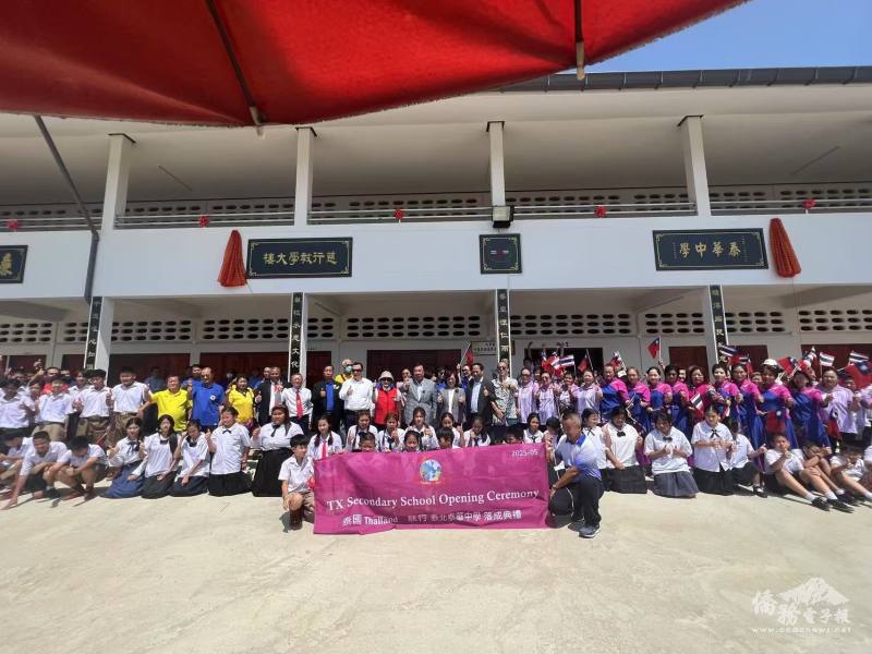 泰華中學慈行教學大樓啟用揭幕剪彩，貴賓與師生合影