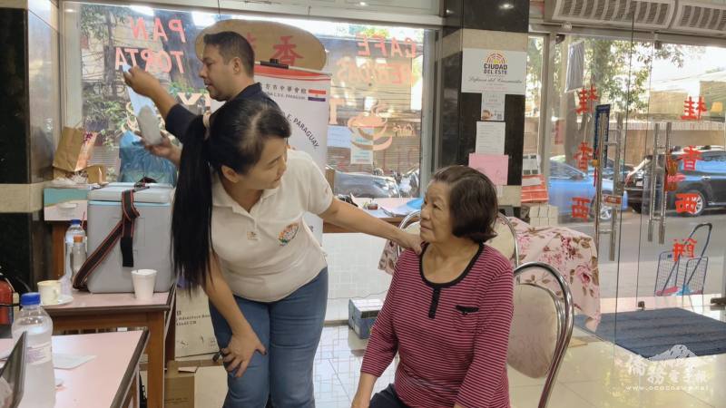 李良鈺親切的服務每一位前來的僑胞