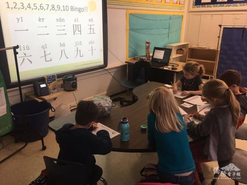 孩子們都對這個陌生語言很有興趣