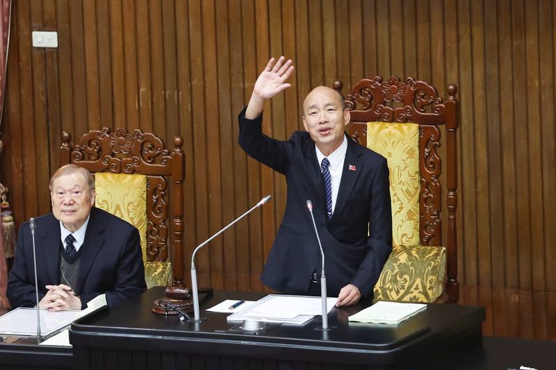 立法院會9日經表決，三讀通過紀念日及節日實施條例。右為立法院長韓國瑜