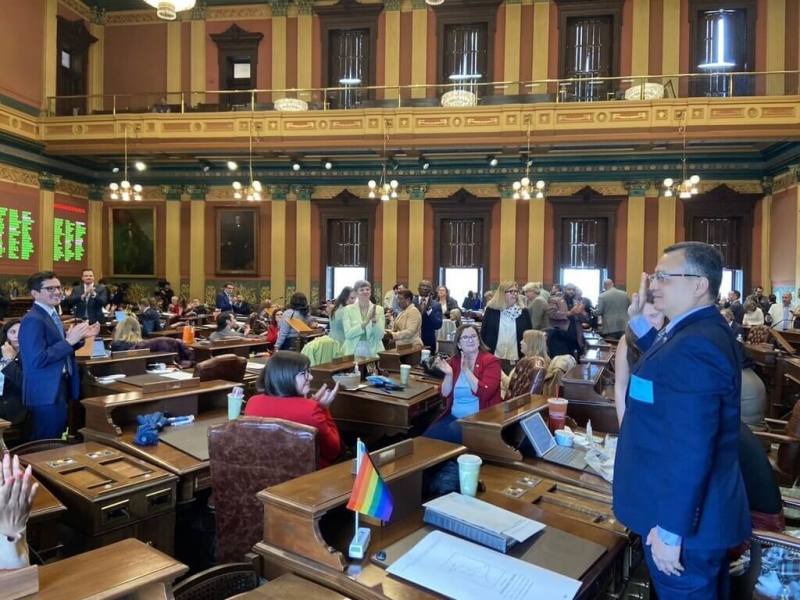 駐芝加哥辦事處長類延峰（右站立者）在密西根州眾議院提案挺台時，前往議事廳向議員們致意。（駐芝加哥辦事處提供）