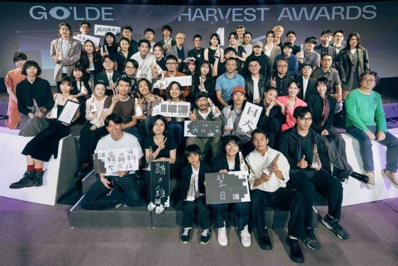 由文化部影視及流行音樂產業局主辦、金馬執委會承辦的第47屆金穗獎9日晚間盛大舉行頒獎典禮，入圍作品劇組和參與盛典的來賓齊聚一堂合影留念。（金馬執委會提供）
