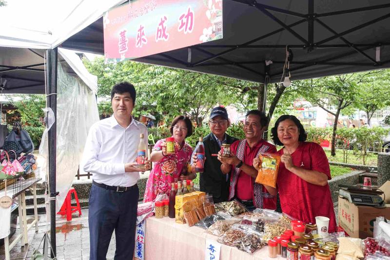 邱副主委巡攤市集