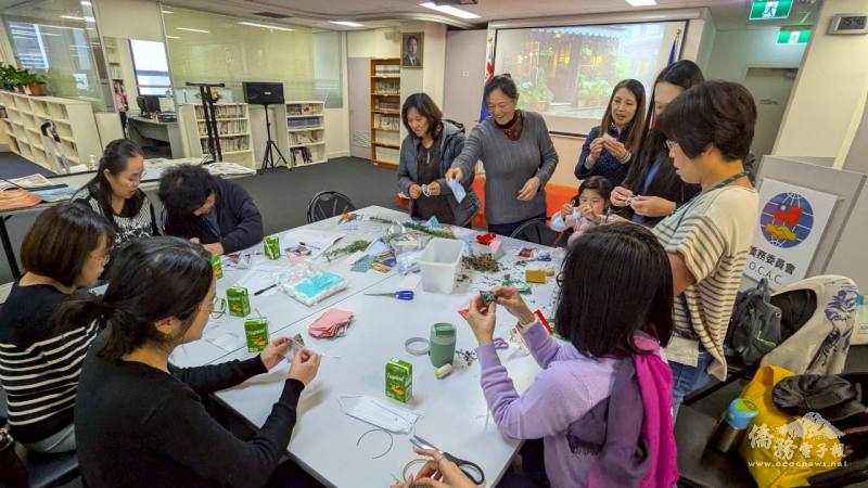 現場老師縫製香包