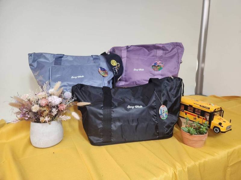 台北市民政局表示，12日起推出「與神漫遊．走，台北」LINE集章活動，民眾走訪6條路線中任1路線的3處宗教景點，即可兌換該路線紀念旅行包。（台北市民政局提供）