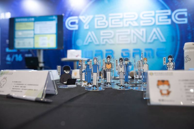 資安院今年起資安長課程導入「桌上演練」，參與者可能分別扮演資安長、資訊主管等角色，透過演練強化實戰應變。圖為資安院在資安大會時規劃舉行醫療領域桌上兵推，模擬醫療機構遭到駭客攻擊時的應變流程。（資安院提供）