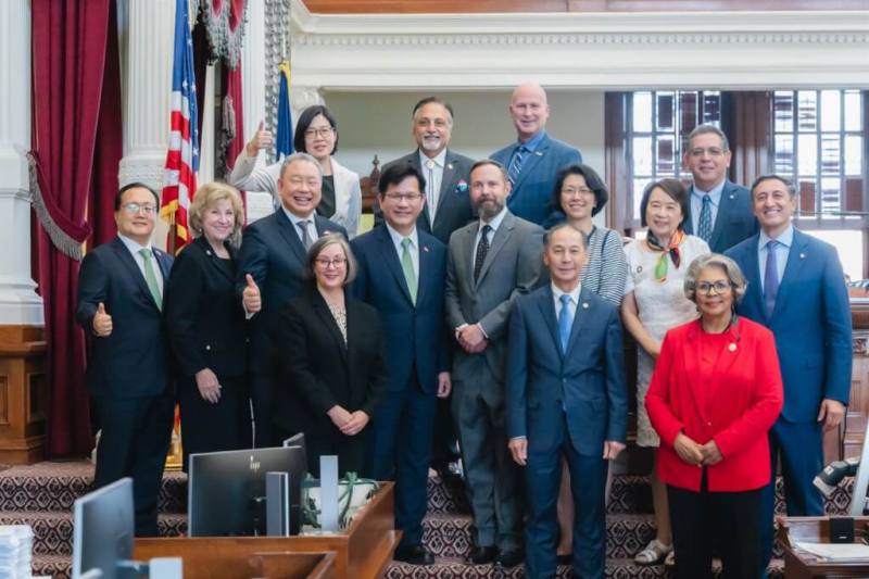 外交部長林佳龍（第2排左4）9日拜訪德州眾議院。（圖取自facebook.com/forpeople）