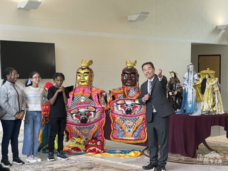 華府文教中心黃正杰於大廳接待並致詞