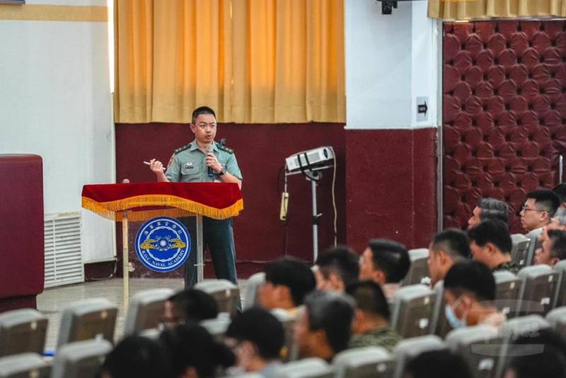 人次室黃中校針對法案進行課程說明