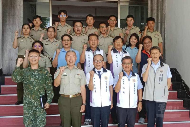 嘉義軍友顧問團在嘉義軍人服務站陪同下，日前前往嘉義憲兵隊等單位端節敬軍慰問，並致贈慰問金。（嘉義軍人服務站提供）