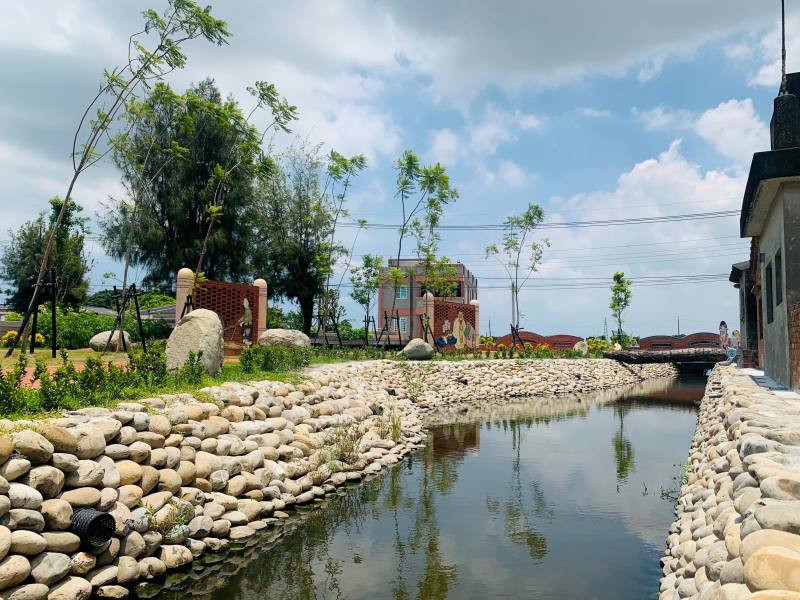 結合鄰近溝渠的環境特色，改以砌石工法等設計平衡水利及生態機能