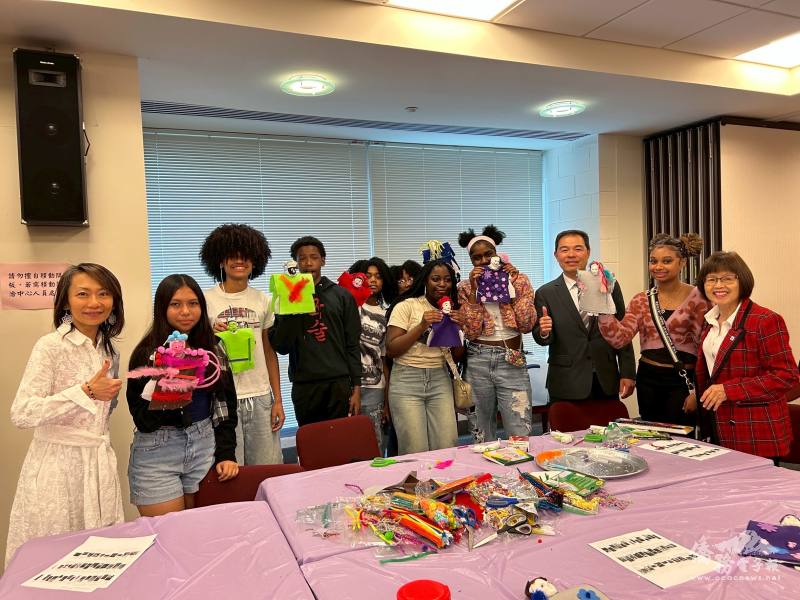 學生專注並發揮創意手作布袋戲，成果豐碩