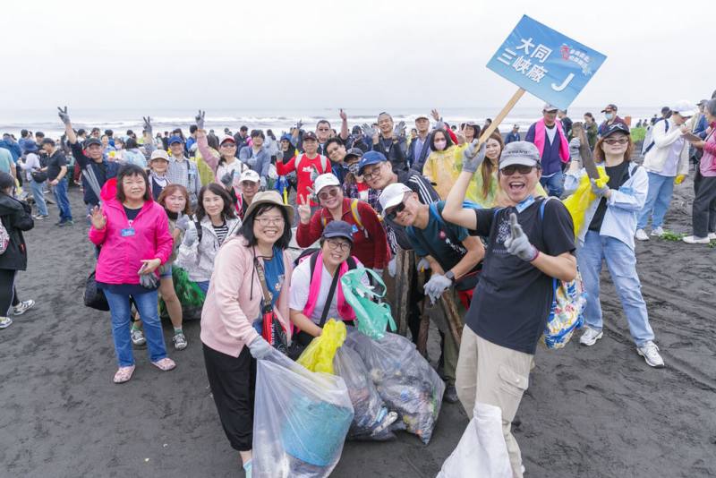 大同公司9日宣布力行永續ESG（環境保護、社會責任、公司治理）行動，連續3年由財團法人大同公司職工福利委員會舉辦淨灘活動，日前由集團近700名員工與眷屬，開跋宜蘭壯圍沙丘進行一日淨灘，總計清出約超過2170公斤的海洋垃圾。（大同提供）