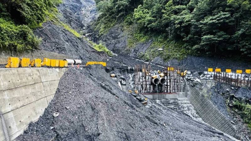 南投山區持續降雨，農業部林業及自然保育署南投分署10日說，大雨影響，奧萬大國家森林遊樂區聯外道路多處土石流，11日起休園3天，整修聯外道路，待工程完成後再開放。（南投分署提供）