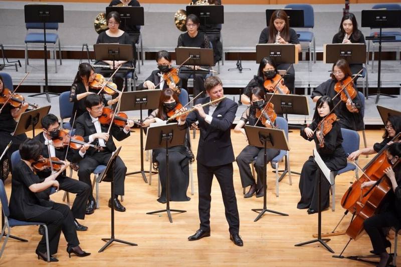 維也納愛樂樂團長笛首席卡爾．海因茨．舒茲（Karl-Heinz Schütz）（中立者）身兼指揮與長笛獨奏，將與國立台灣交響樂團合作，帶來橫跨兩世紀德奧長笛經典曲目。（國台交提供）