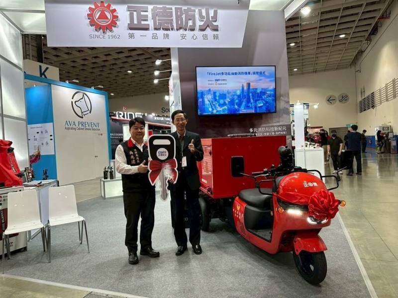 花蓮縣消防局近日獲企業捐贈可撲滅純電車火災的消防機車，將配置在蘇花改區域的和平分隊，提高救災量能，消防局長吳兆遠（左）代表接受捐贈。（花蓮縣消防局提供）