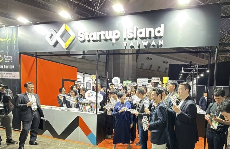 亞洲最大規模新創盛會SusHi Tech Tokyo 2025於8日在東京國際展示場開幕，20家擁有尖端AI技術的台灣新創公司參展。圖為東京都知事小池百合子（前排中著藍衣者）到台灣館交流。（Startup Island TAIWAN提供）