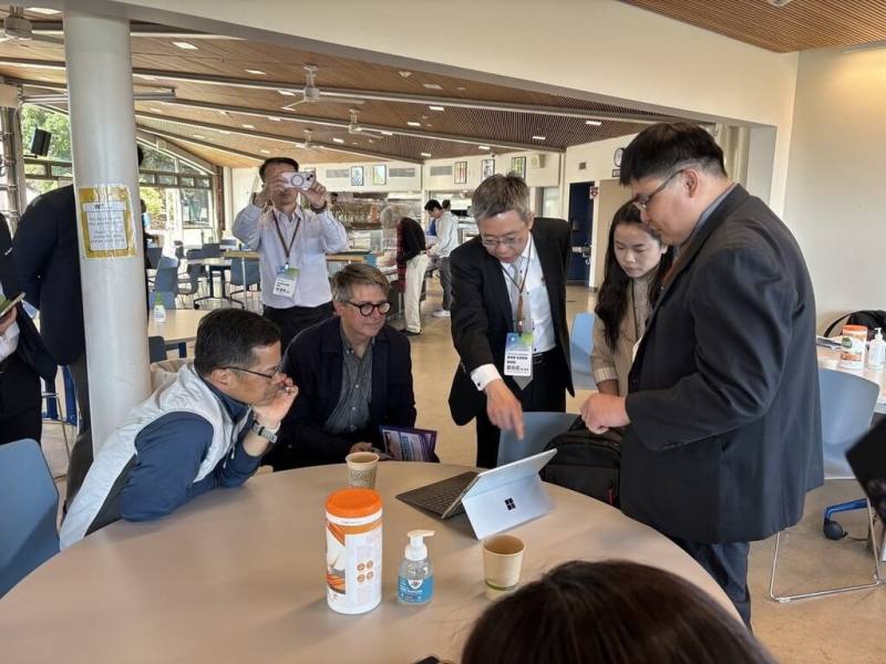 教育部成立「推動中小學數位學習精進方案專案辦公室」執行祕書郭伯臣（右3）近日率團赴美國加州多所學校參訪，取經數位教學、AI應用的經驗。（教育部提供）