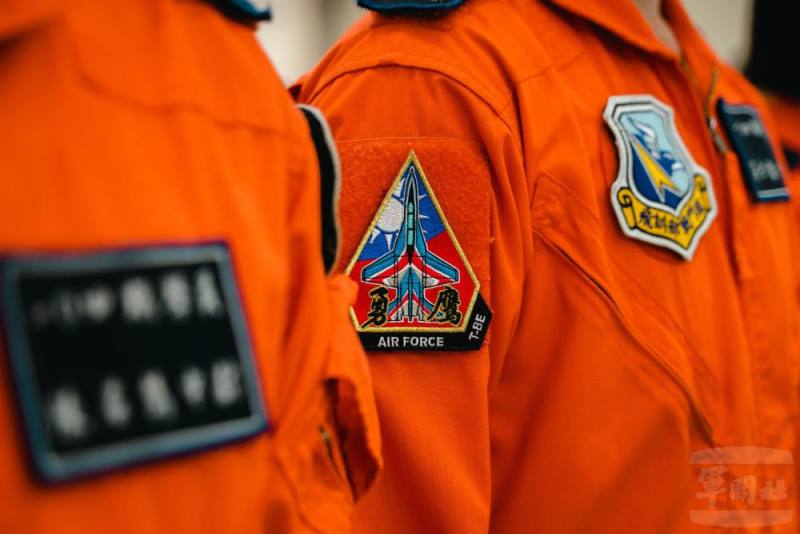 學員通過單飛測驗，掛上榮譽的單飛臂章