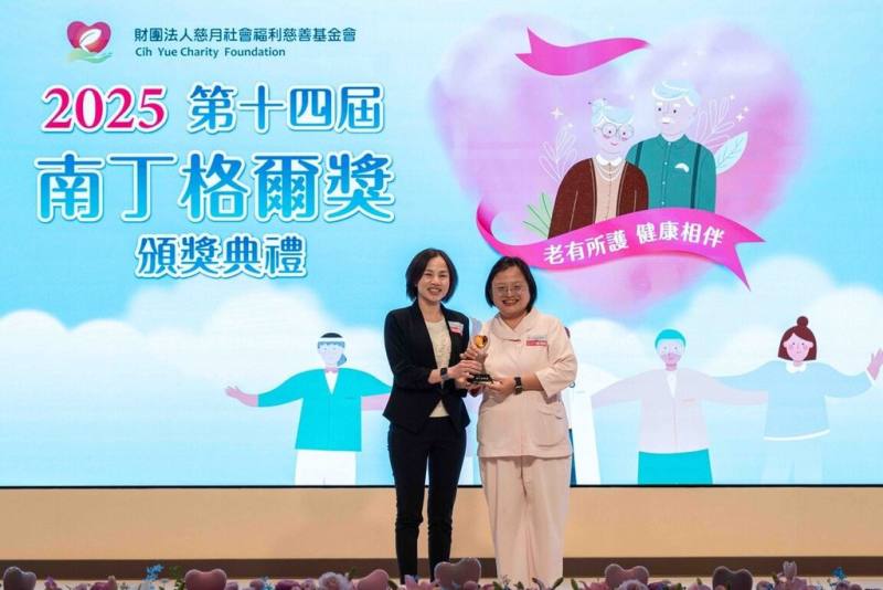 高醫小兒血液腫瘤科護理長謝淑娟（右）長期投身兒童癌症照護，致力減輕病童住院期間的壓力，榮獲第14屆慈月基金會「南丁格爾獎–績優奉獻獎」肯定。（高醫提供）