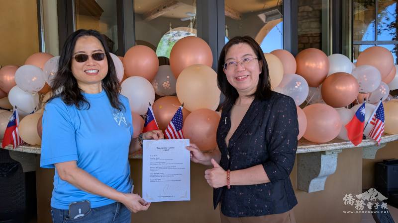 洛杉磯文教中心主任鍾佩珍（右）與亞利桑那州台灣同鄉會長顏玉屏（左）推薦臺灣小吃