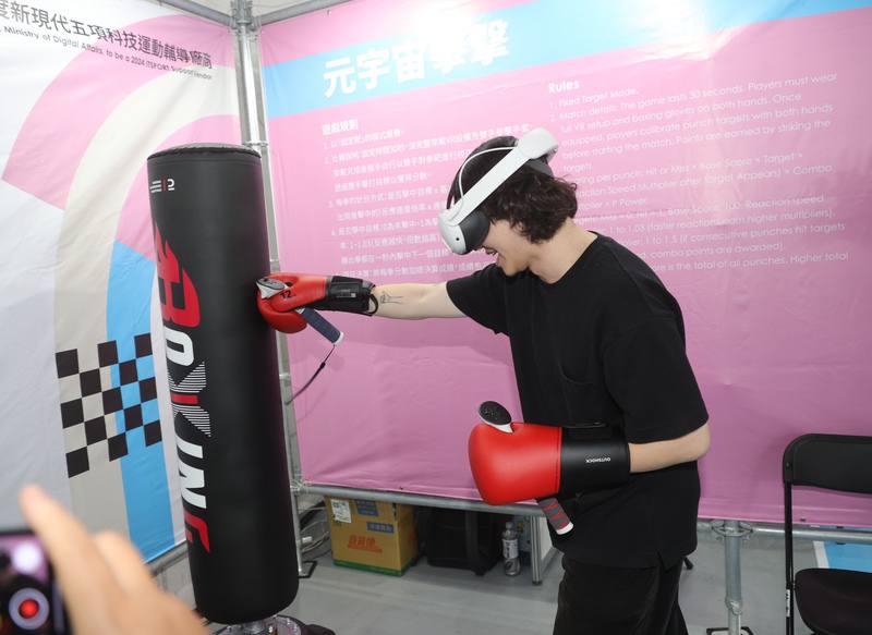 為迎接2025雙北世界壯年運動會各國選手，世壯運執委會搶先開箱10日在台北松山文創園區登場的「世壯運公園暨博覽會」，展區結合AI體感偵測與VR技術，讓民眾親身體驗拳擊等運動項目