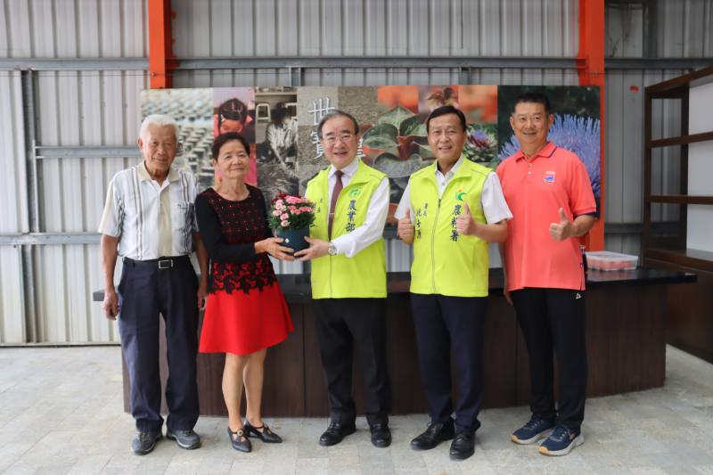 胡忠一政務次長致贈114年埔里鎮模範母親陳月英女士國產康乃馨盆花