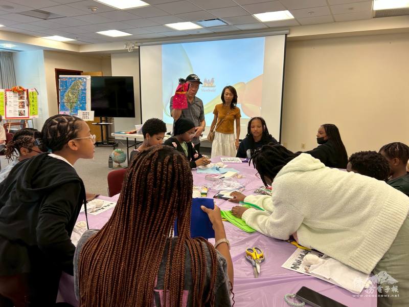 老師姚昱蘋進行手作布袋戲偶課程