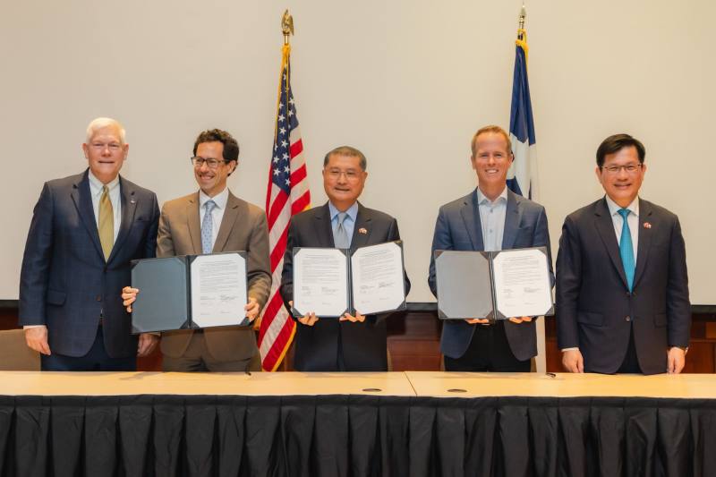 外交部長林佳龍見證電電公會與德州總商會簽署「德州—台灣經濟合作協議」。由左至右分別為，聯邦眾議員Pete sessions、德州總商會執行長Glenn Hamer、電電公會理事長李詩欽、Opportunity Austin 執行長Ed Latson (圖片取自林佳龍臉書)