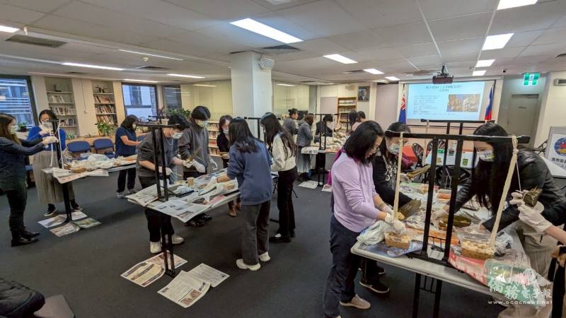 校長劉碧珍各桌示範如何包粽子