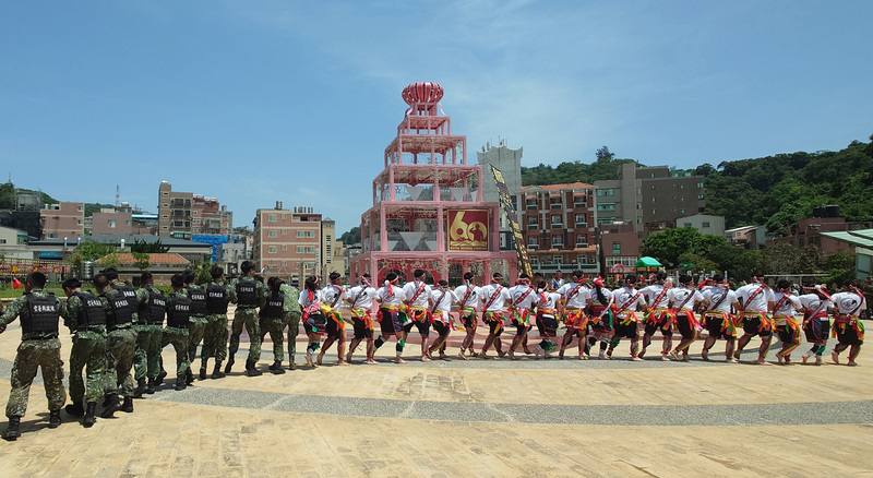 「馬傳舞團」是由馬祖防衛指揮部中原住民籍官兵組成，在馬祖防衛指揮部10日舉辦「馬防部與地方民俗社團表演」，表演馬祖難得一見的原住民傳統舞蹈，並邀請在場觀賞的官兵同歡
