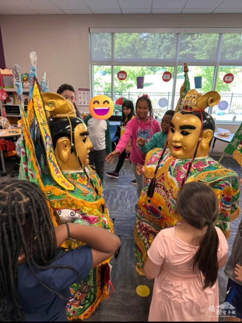 三年級學生們開心體驗太子戰甲裝扮